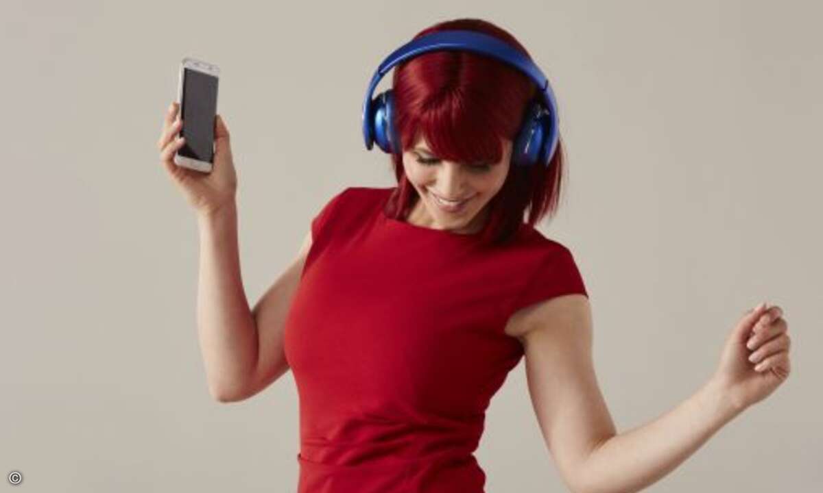 So kann Miss IFA auch ohne Internetverbindung ihre Lieblingsmusik hören: Samsung LevelOn Wireless Kopfhoerer (Foto: Messe Berlin)