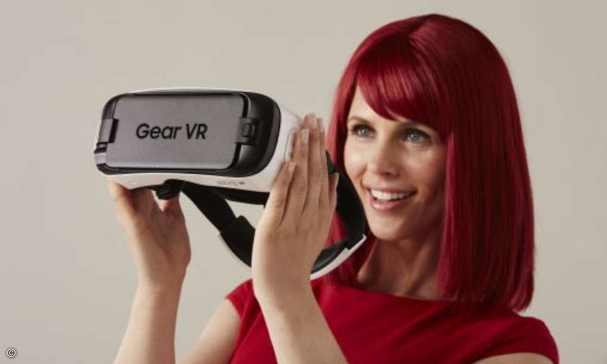 Mit dem Samsung Gear VR entschwebt der rote Engel dann in die virtuelle Welt (Foto: Messe Berlin)