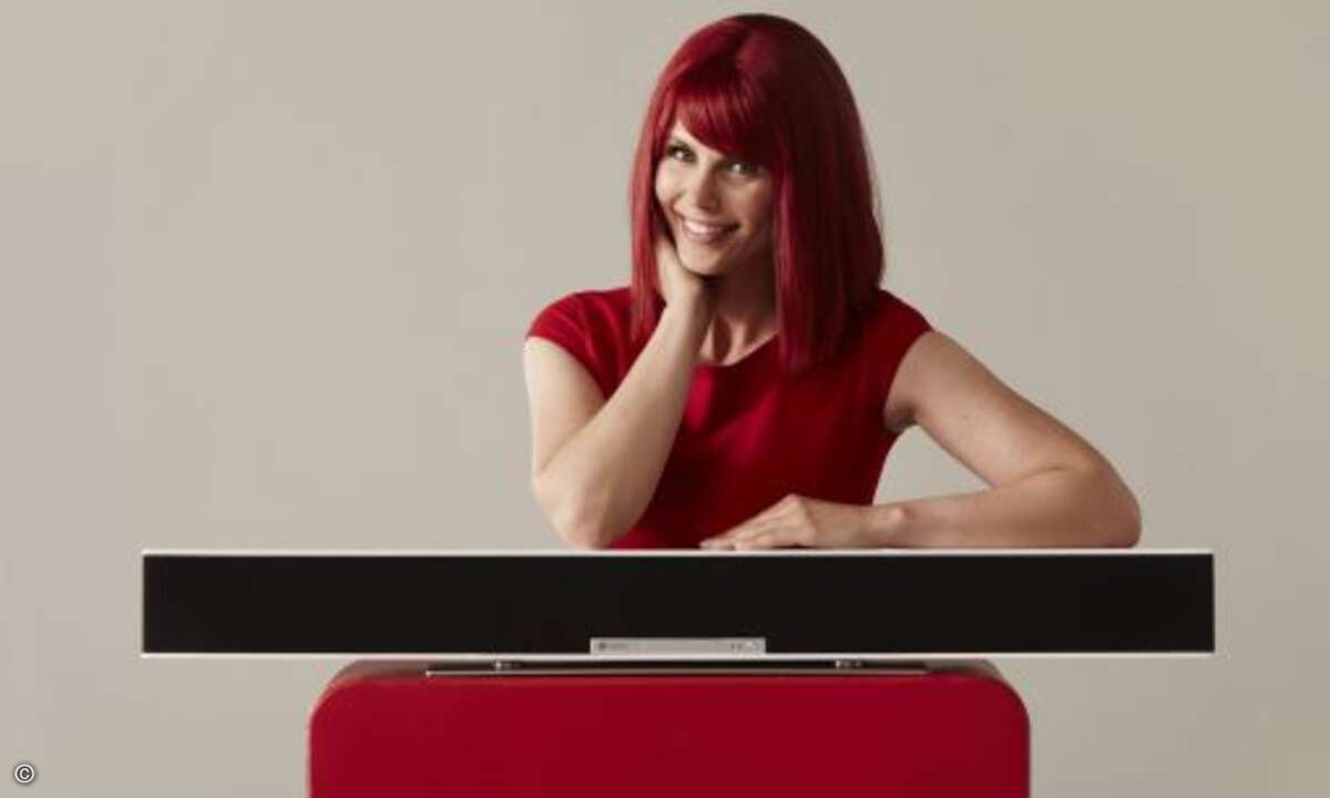 Teuflisch gutes Duo: Miss IFA und der TEUFEL Raumfeld Soundbar (Foto: Messe Berlin)