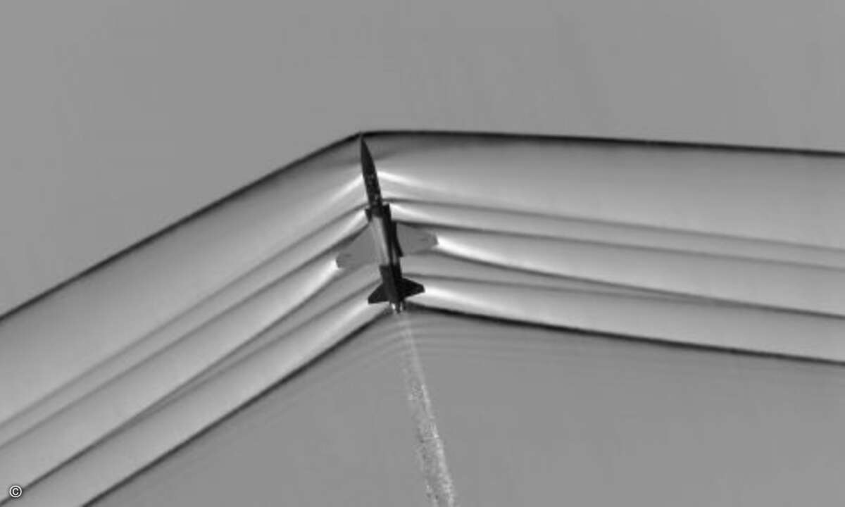 Auf diesem Schlierenbild der NASA sind eine T-38C sowie die durch ihren Überschallflug verursachten Druckwellen zu sehen (Foto: NASA)