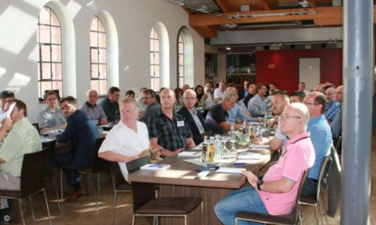Die Teilnehmer verfolgen interessiert den verschiedenen Vorträgen  (Foto: Bluechip)