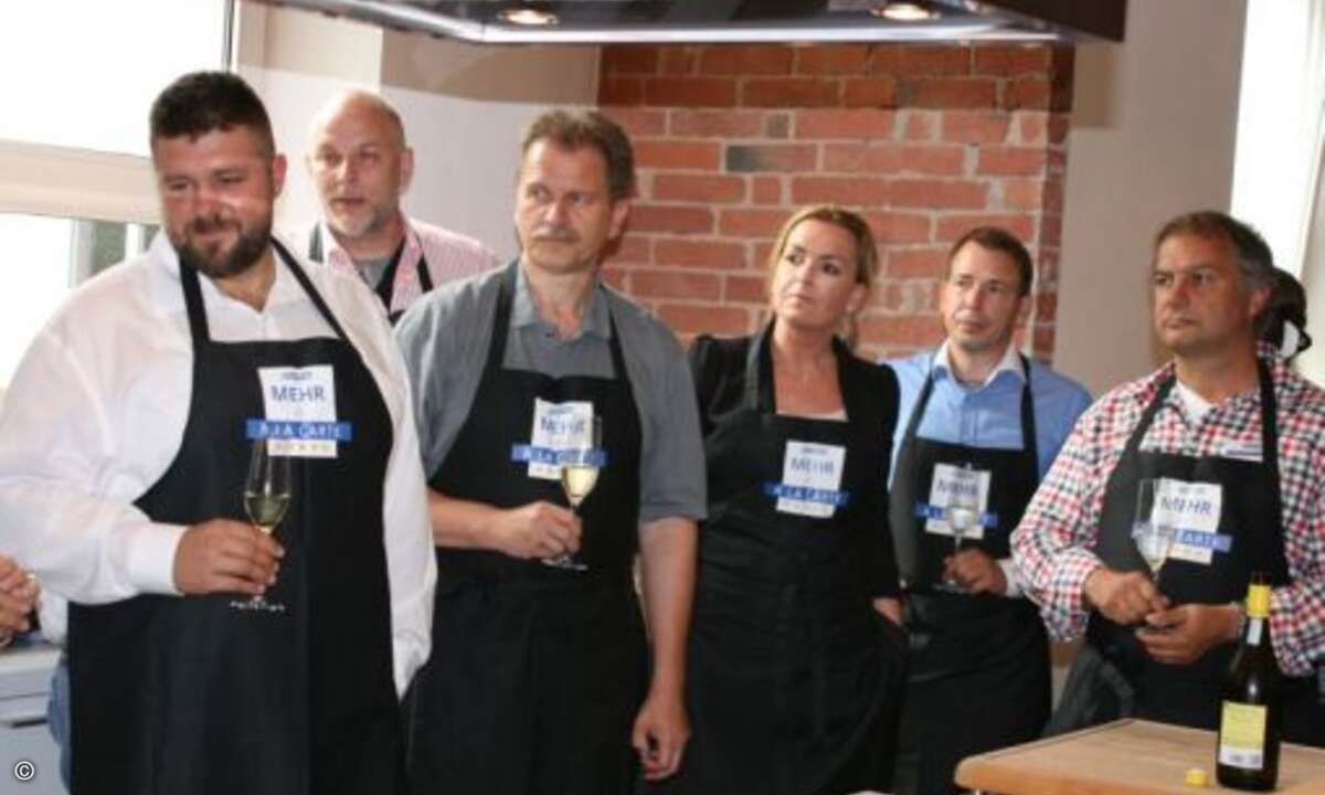 Gespannt folgen die Teilnehmer den Anweisungen der Koch-Dozenten der Fürther Akademie (Foto: CRN)