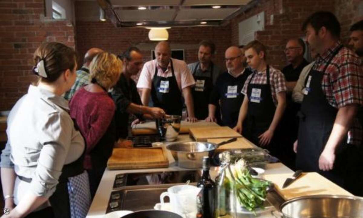Unter Anleitung .. (Foto: CRN)