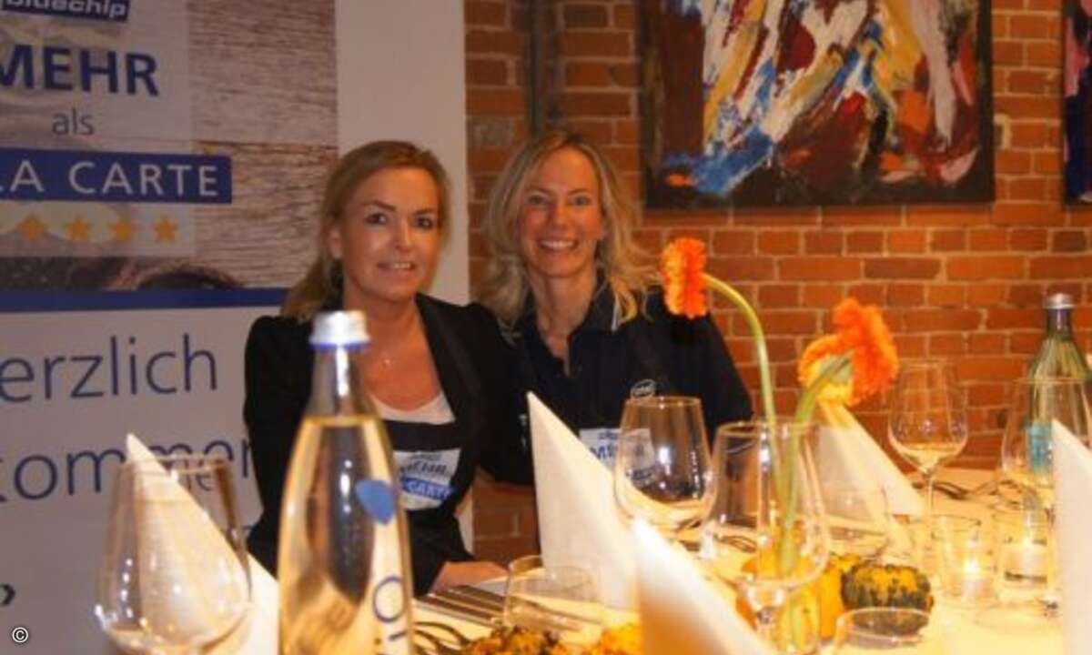 Carolin Schlüter von der CRN (links) und Amrei Bär (Bluechip) unterhielten auf charmante Weise ihre Tischnachbarn (Foto: CRN)