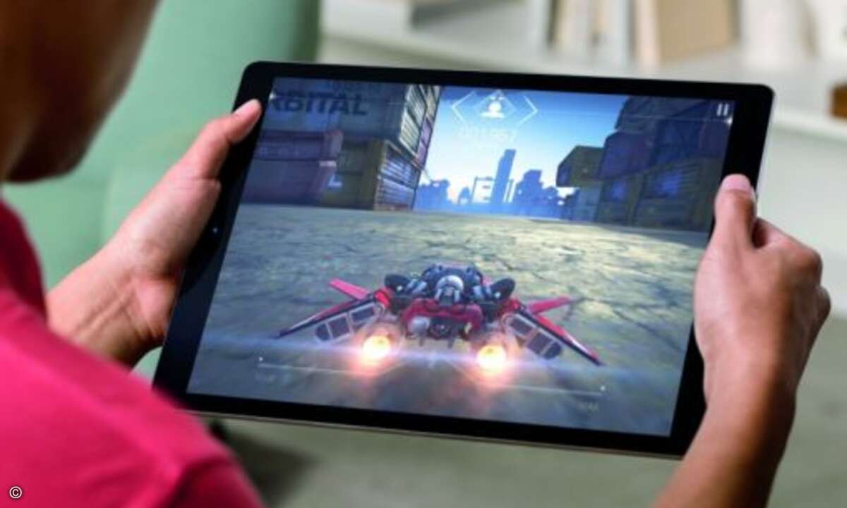 Abgesehen davon, taugt das große iPad aber auch zum Spielen - mit 710 Gramm sollte man es noch gut halten können (Foto: Apple)