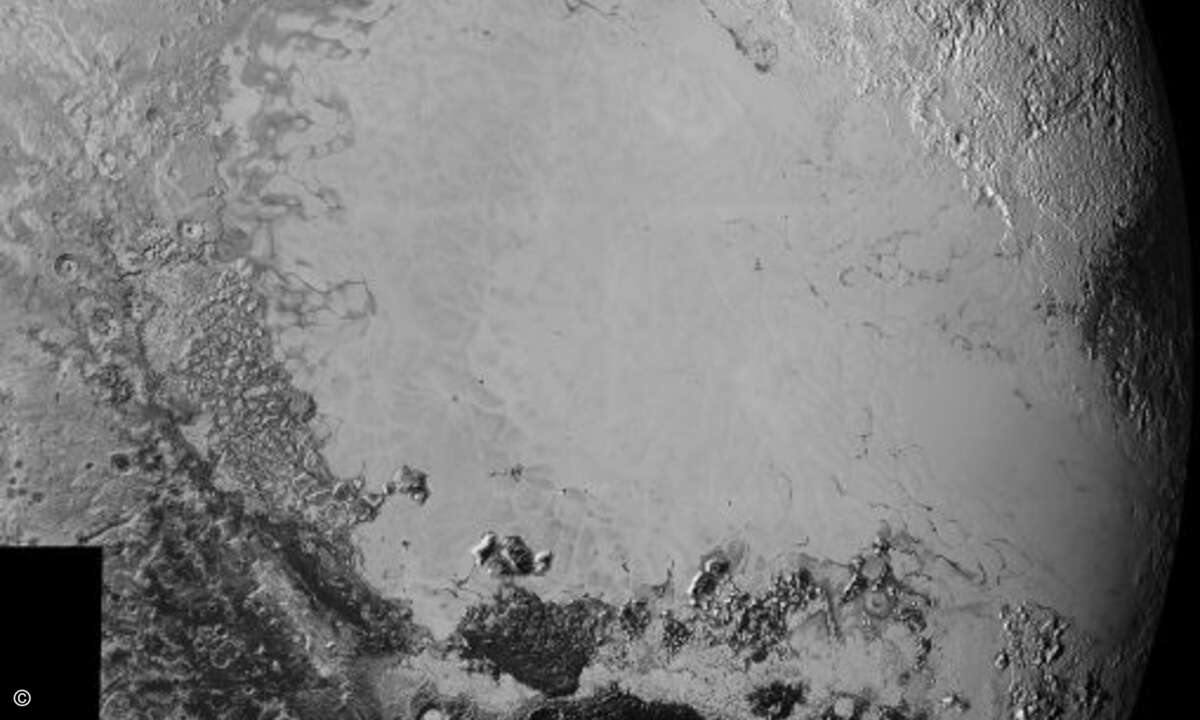 Auch dieses Foto wurde aus mehreren Aufnahmen zusammengesetzt, es zeigt eine große, vereiste Ebene namens »Sputnik Planum« (Foto: NASA/Johns Hopkins University Applied Physics Laboratory/Southwest Research Institute)