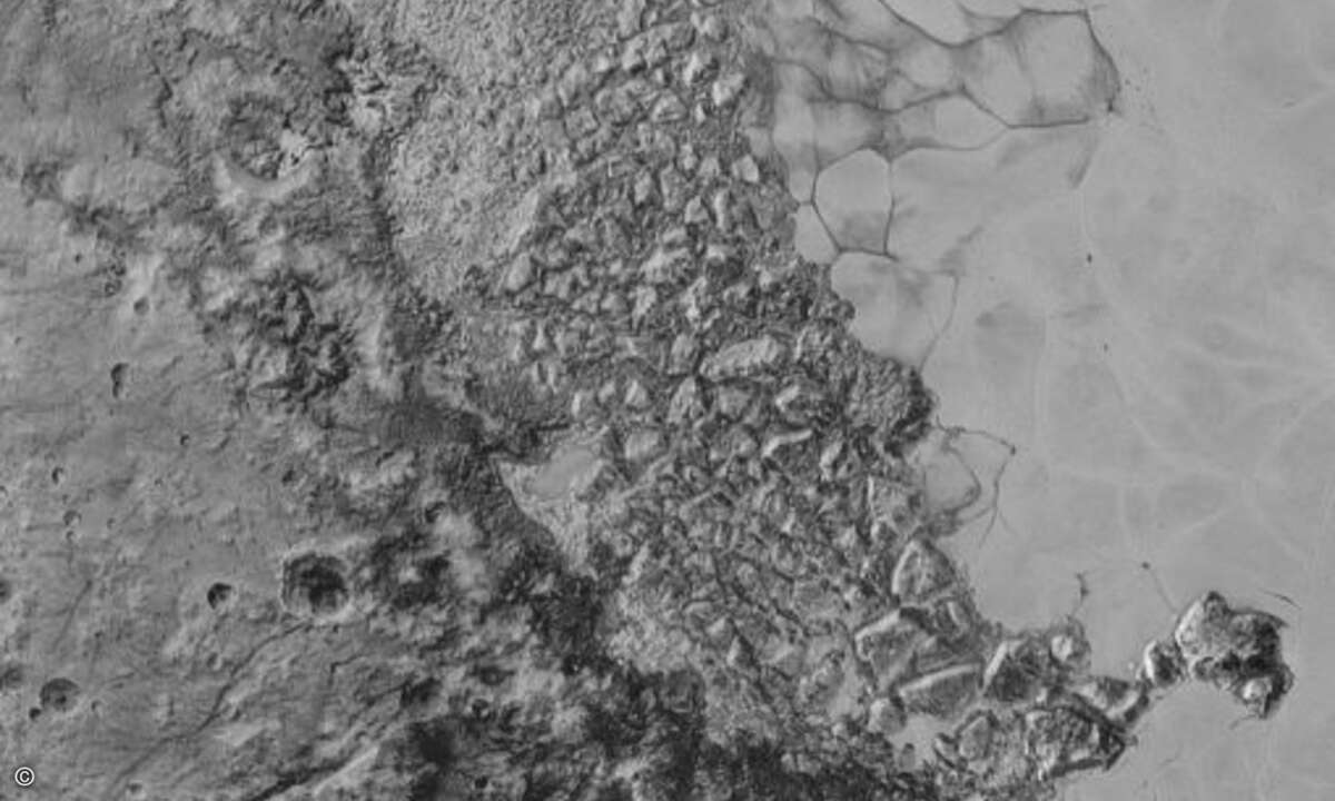 Bei den großen Blöcken im Nordwesten »Sputnik Planum« handelt es sich möglicherweise um Wassereis – bei der NASA heißt der Bereich »Chaos Region« (Foto: NASA/Johns Hopkins University Applied Physics Laboratory/Southwest Research Institute)