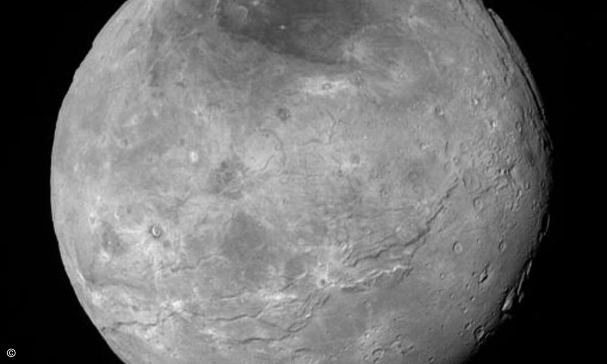 Eine Aufnahme von Charon, dem größten Pluto-Mond, der einen Durchmesser von 1.200 Kilometern hat und von New Horizons in einer Höhe von 470.000 Kilometern überflogen wurde (Foto: NASA/Johns Hopkins University Applied Physics Laboratory/Southwest Rese