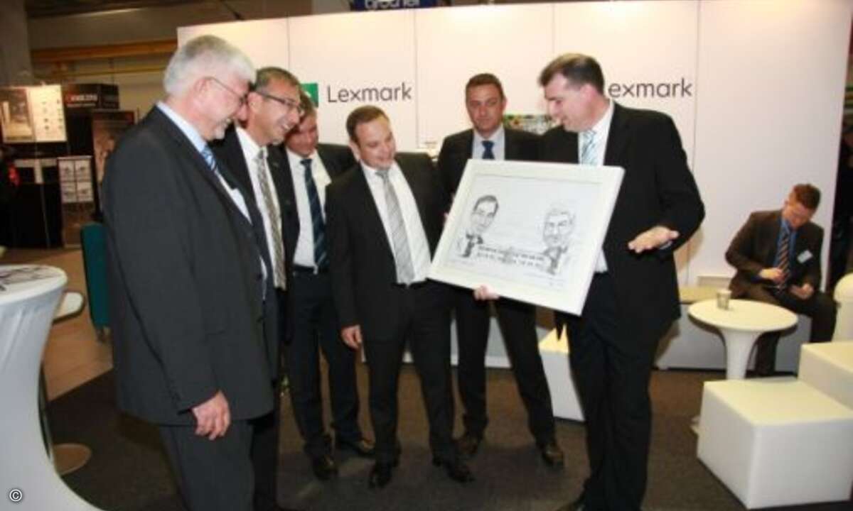 Über 50 Hersteller waren dabei - viele mit Geschenken: Wie etwa Lexmark, die den Systeam-Chefs eine Karikatur überreichten