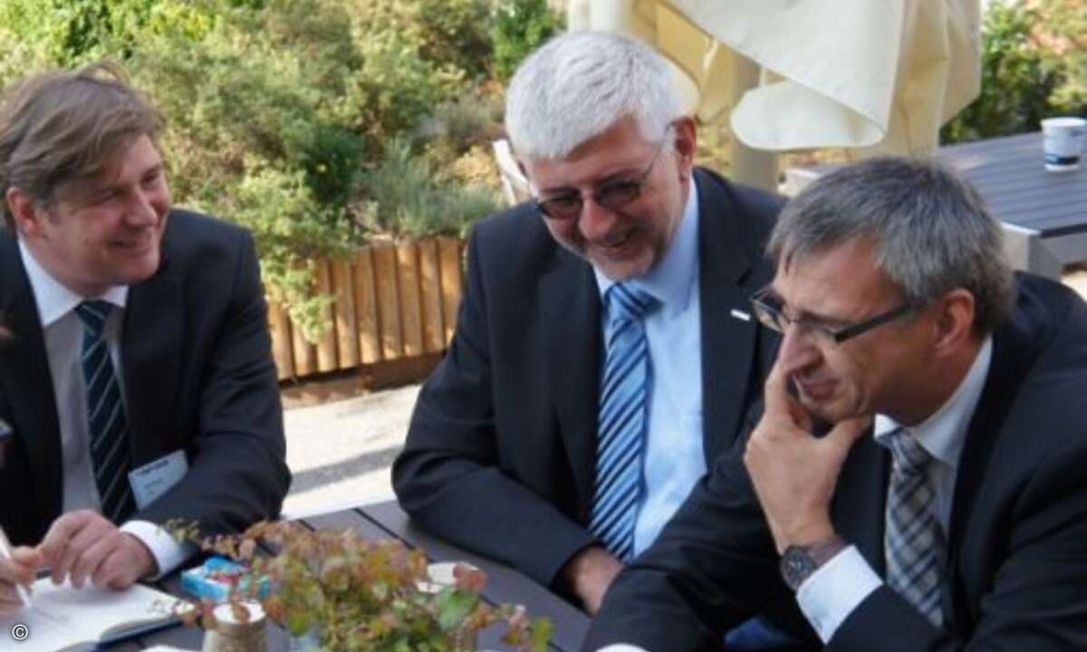 Die Systeam-Chefs Michael und Volker Mitlacher im Gespräch mit Samba Schulte (CRN, links)