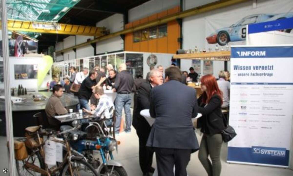 ...oder auch eine Kaffeepause inmitten der Oldtimer machen