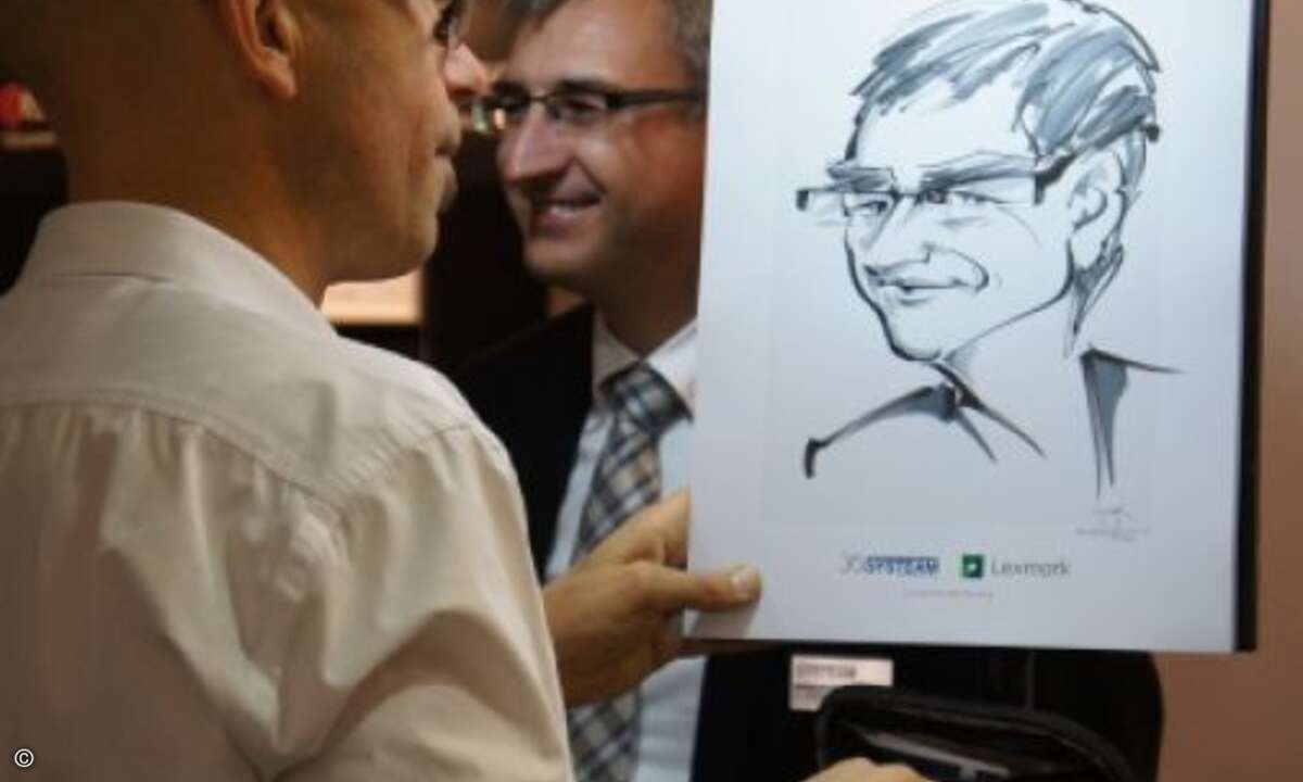 Volker Mitlacher wird am Lexmark-Stand gezeichnet
