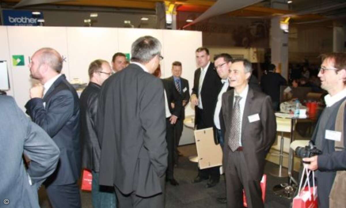 Bei Systeam tauscht sich die Branche aus, wie hier Volker Mitlacher und Massimo Scuderi von MK Electronic am Lexmark-Stand