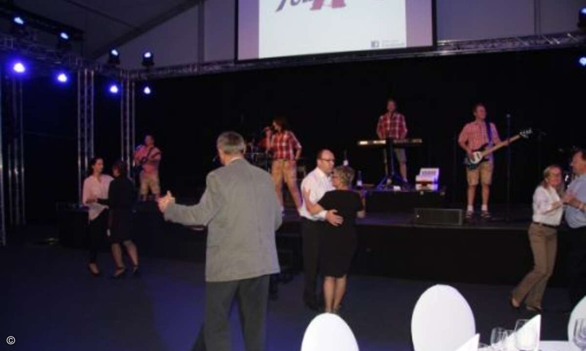 Bald schon schwangen die ersten Gäste das Tanzbein