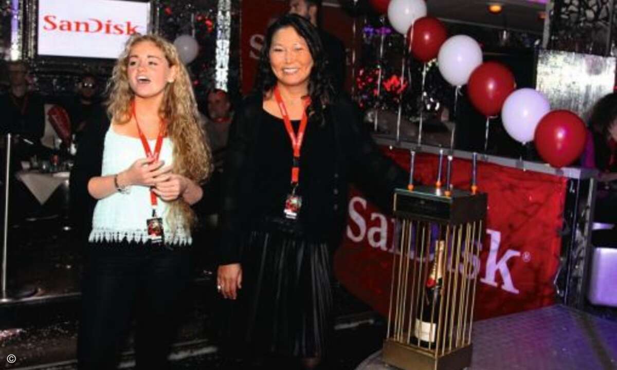 Miriam Franke von Sandisk zieht zusammen mit der Glücksfee die Gewinner der Tombola (Foto: Sandisk)