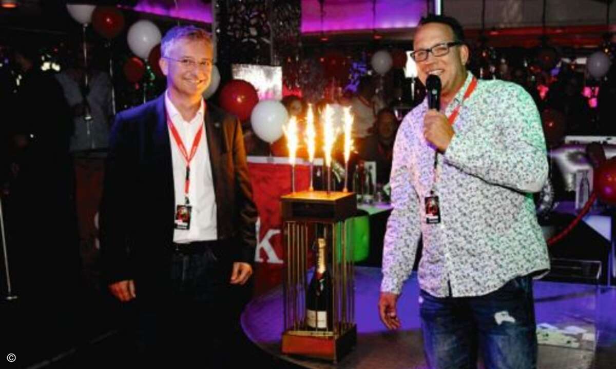 Geburtstagskind und stolzer Besitzer einer neuen Flasche Champagner: Thomas Jell (TP-Link, lins) (Foto: Sandisk)