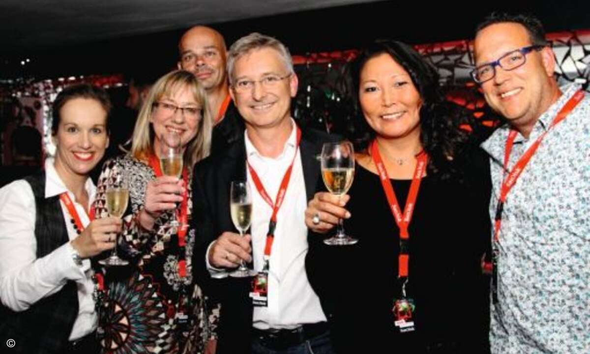 2. Diana-Maria Brose (Viesonic), Gaby Büchner (TP-Link), Sven Glatter (Comteam), Thomas Jell (TP-Link), Miriam Franke (Sandisk) und Stefan Knerrich (APC by Schneider Electric) stoßen auf die erfolgreiche Messe und das Geburtstagskind an (Foto: Sandis