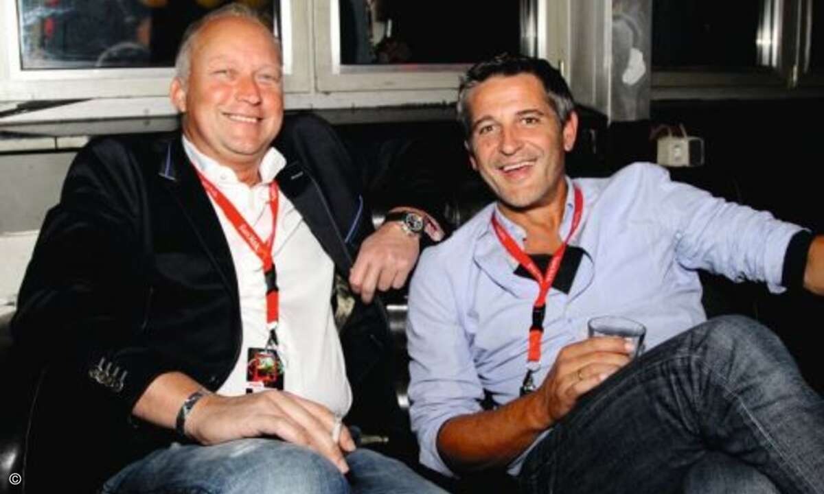 Dirk Karthaus (Ionik) und Dieter Rahe (APC by Schneider Electric) haben sich gleich den gemütlichsten Platz reserviert (Foto: Sandisk)