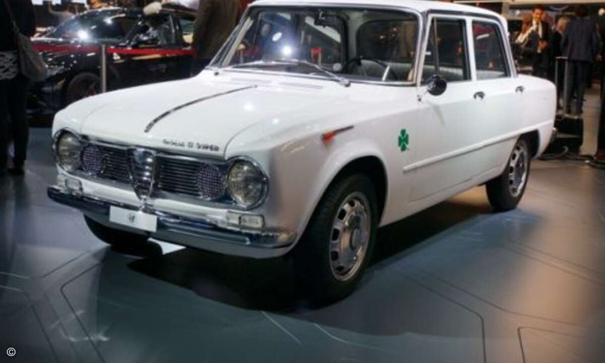 Glänzender Gruß aus der Alfa-Historie: Alfa Giulia. (Foto: Folker Lück)