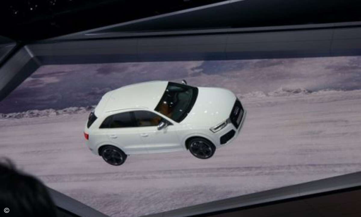 Audi: Q5 rollt über Riesen-Display. (Foto: Folker Lück)