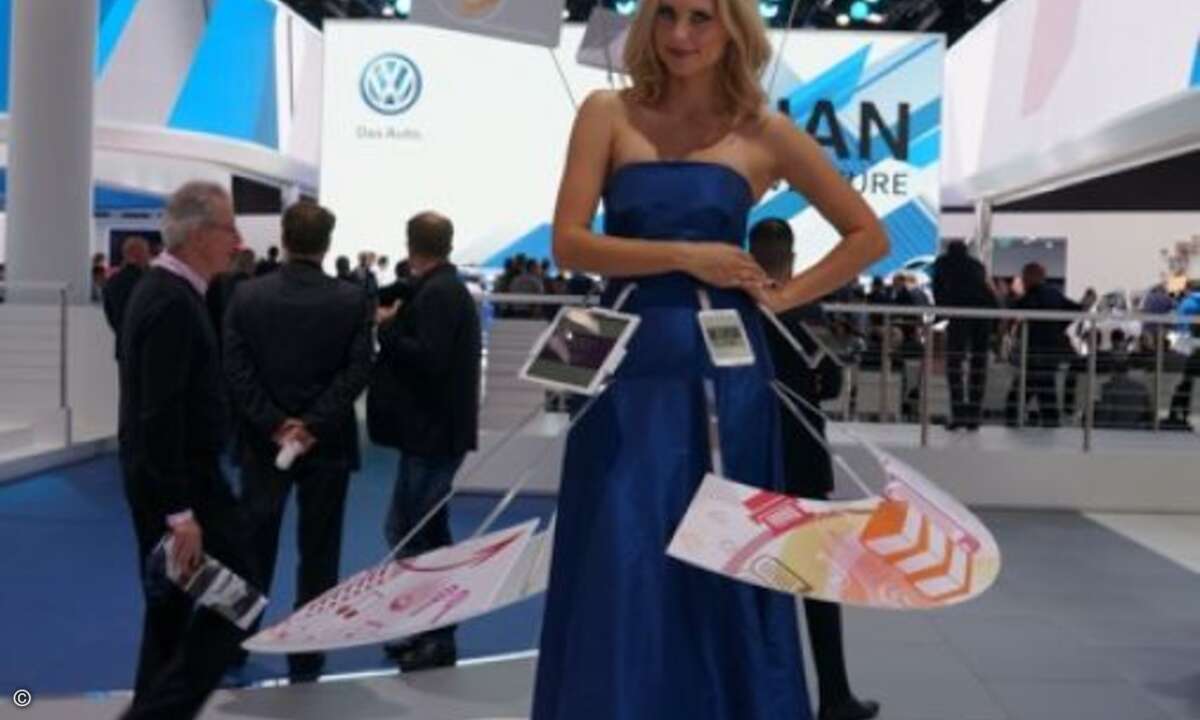 Diese Dame weist bei Volkswagen den Weg. (Foto: Folker Lück)