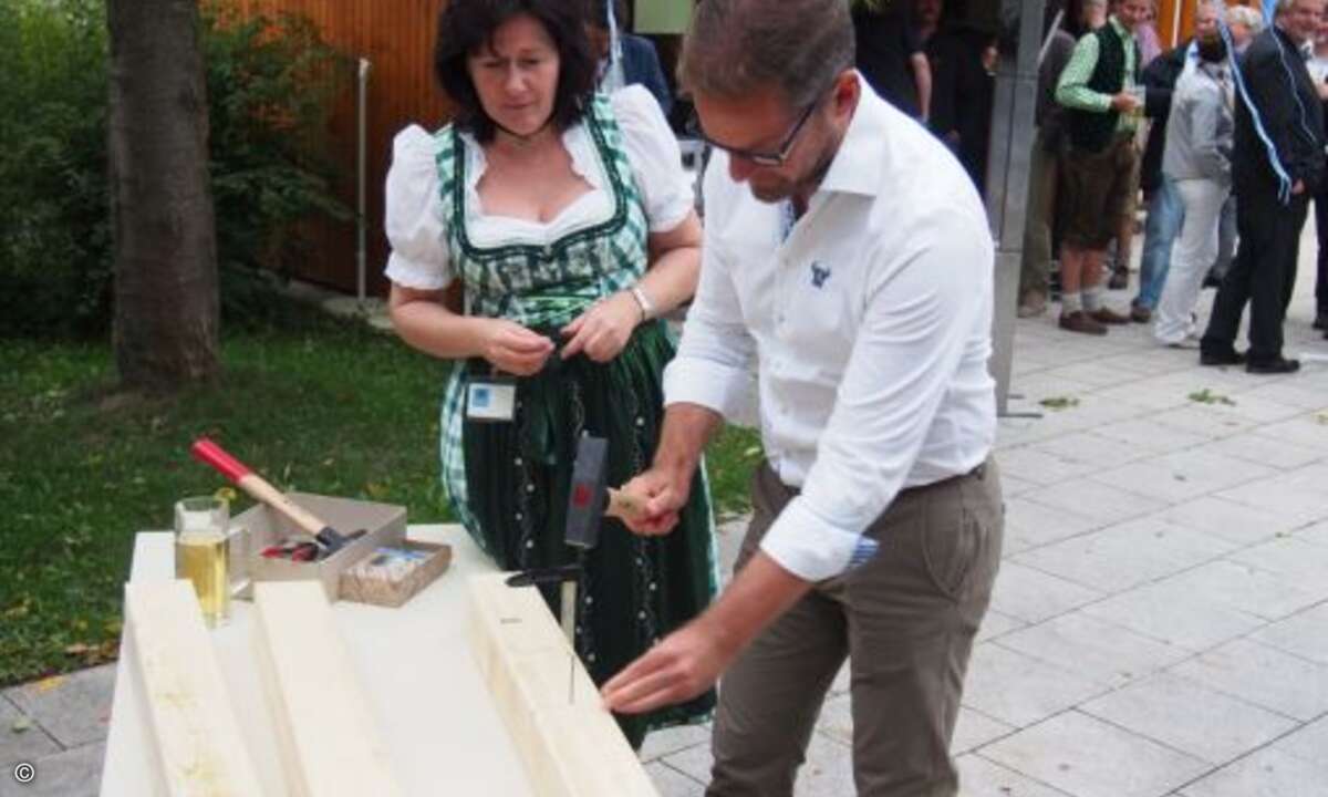 Heiko Lühr (Fujitsu) ist sich der Unterstützung von Ute Beyer (CRN) beim Nagelschlagen gewiss (Foto: CRN)