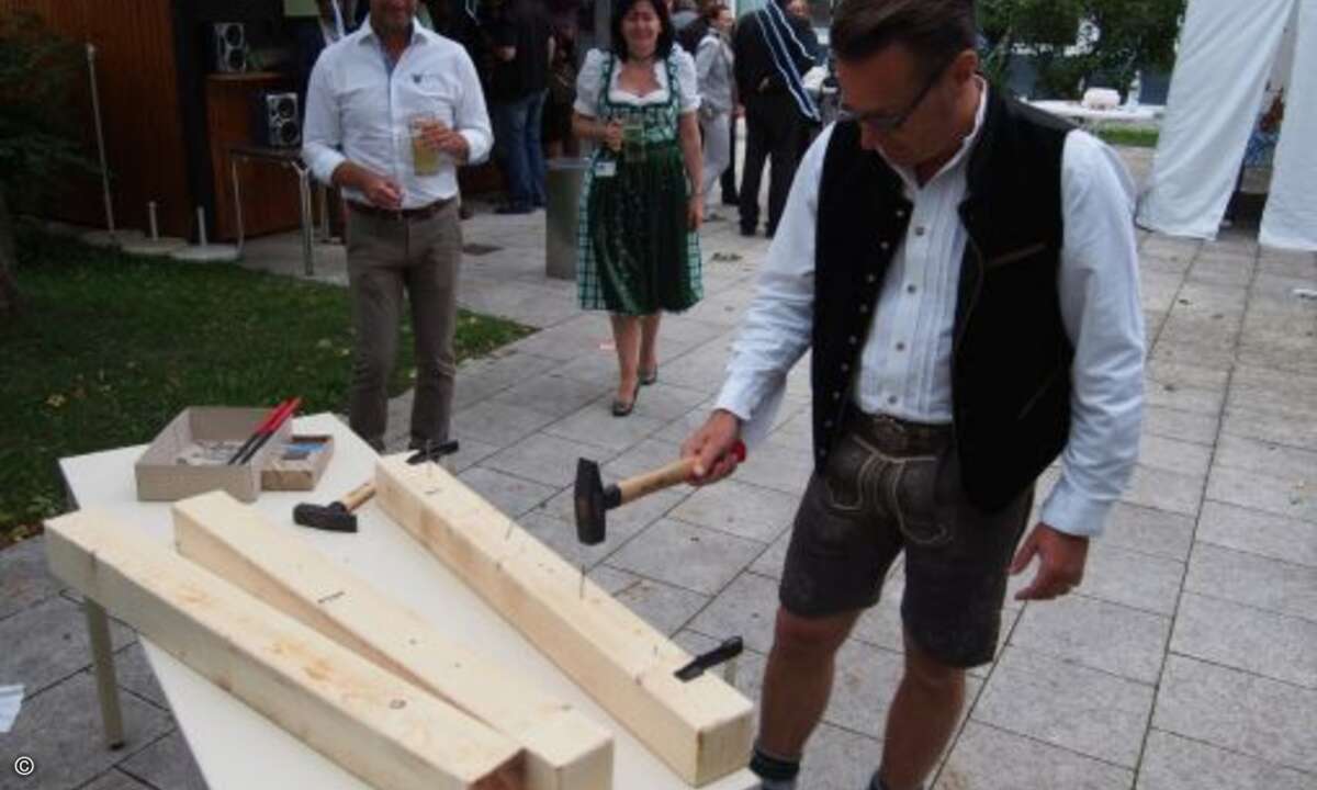 Im zünftigen Wiesn-Outfit versuchte sich auch CRN-Anzeigenleiter Marc Adelberg am Nagelbrett (Foto: CRN)