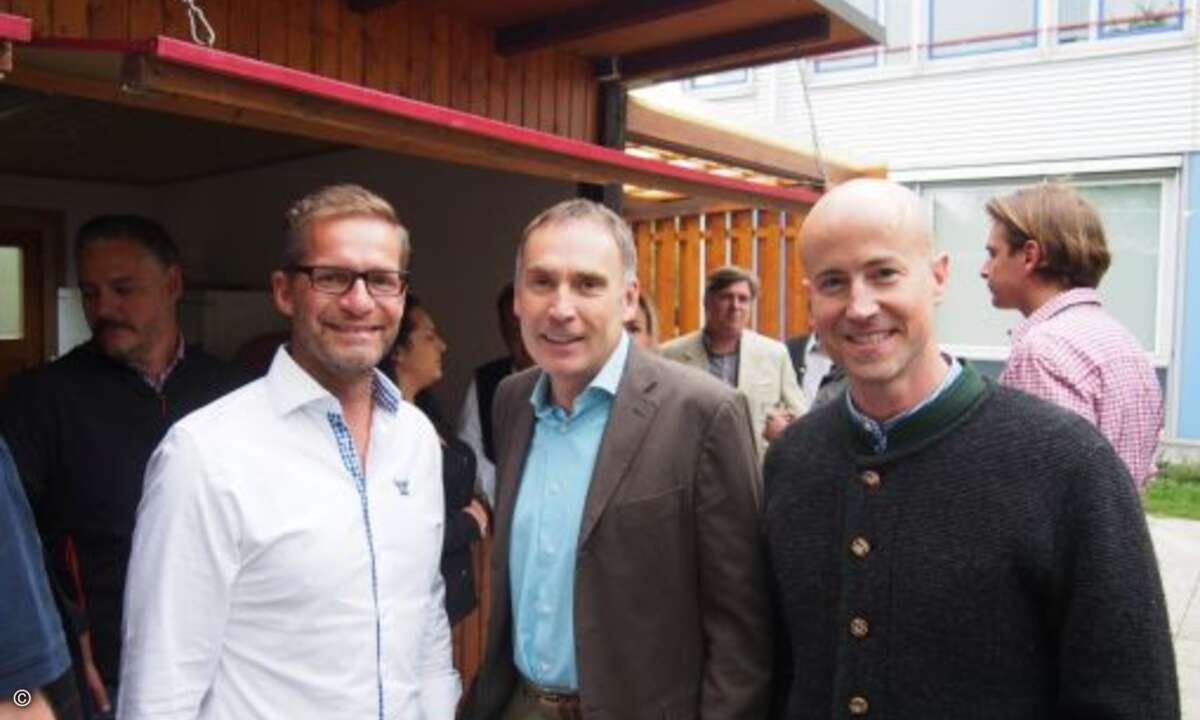 Heiko Lühr (Fujitsu) lächelt mit Kurt Skupin (WEKA Mediengruppe München) und Matthäus Hose (WEKA-FACHMEDIEN) in die Kamera (Foto: CRN)