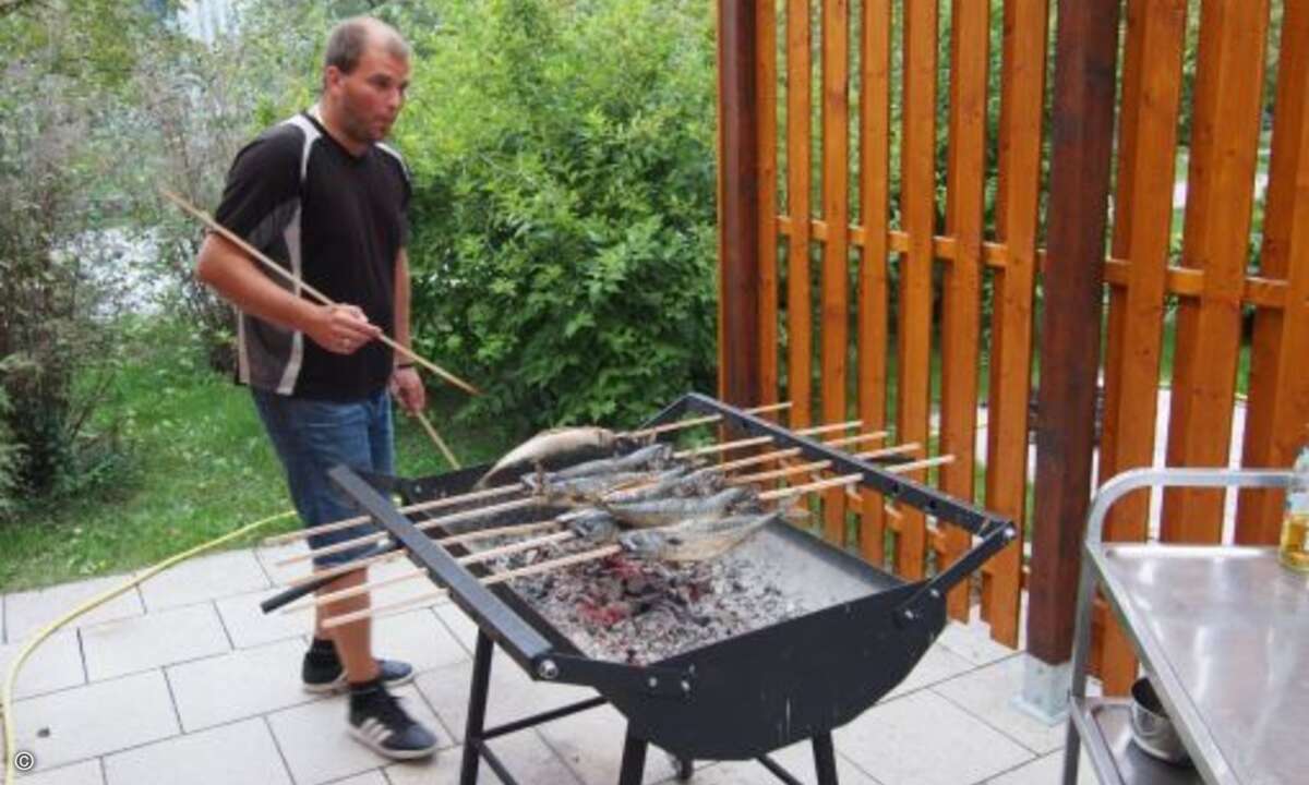Traditionell gab es natürlich leckeren Steckerlfisch - heilige Makrele! (Foto: CRN)