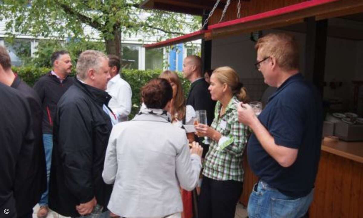 Fröhlicher Plausch vor der Biertheke (Foto: CRN)