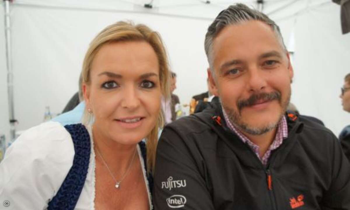 Die bezaubernde Carolin Schlüter mit Michael Kleinfercher von Fujitsu (Foto: CRN)