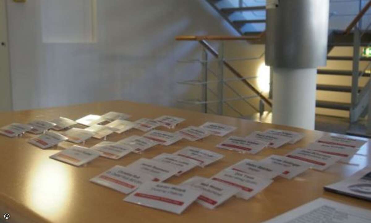 Die Namensschilder liegen bereit, der Solution Day Netzwerke kann beginnen (Foto: CRN)