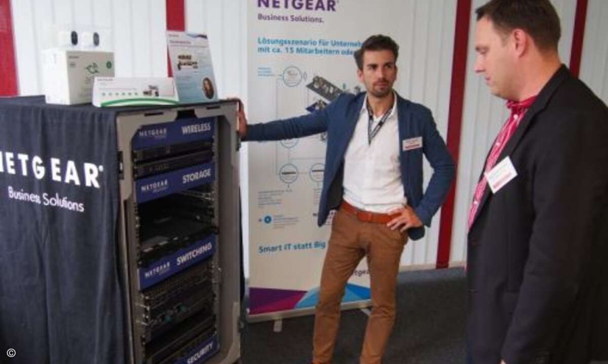 Sascha Brückner von Teleflash begutachtet das Rack, das Gabor Szicher von Netgear mitgebracht hat (Foto: CRN)