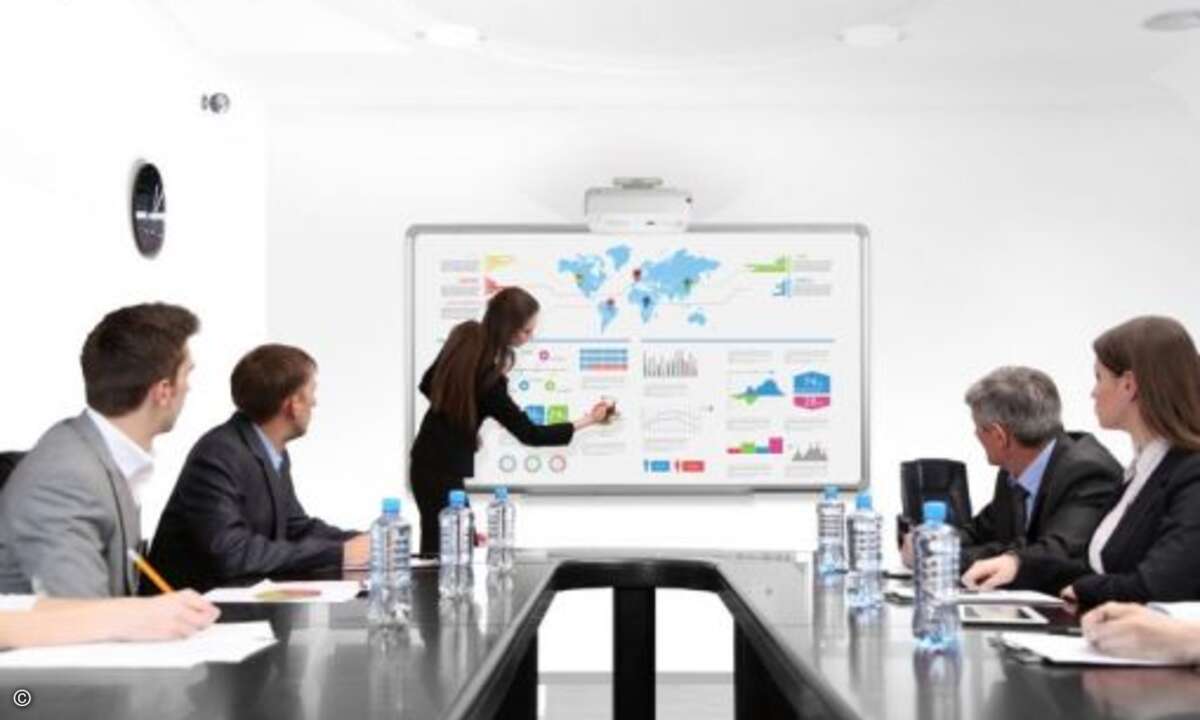 Mobile Lösungen
Mit mobilen Lösungen können Unternehmen flexibel Meetings organisieren. Short-Throw-Projektoren lassen sich mit ihrer kompakten Größe und ihrem niedrigen Gewicht einfach transportieren. Es ist ebenfalls möglich, Displays auf Trol