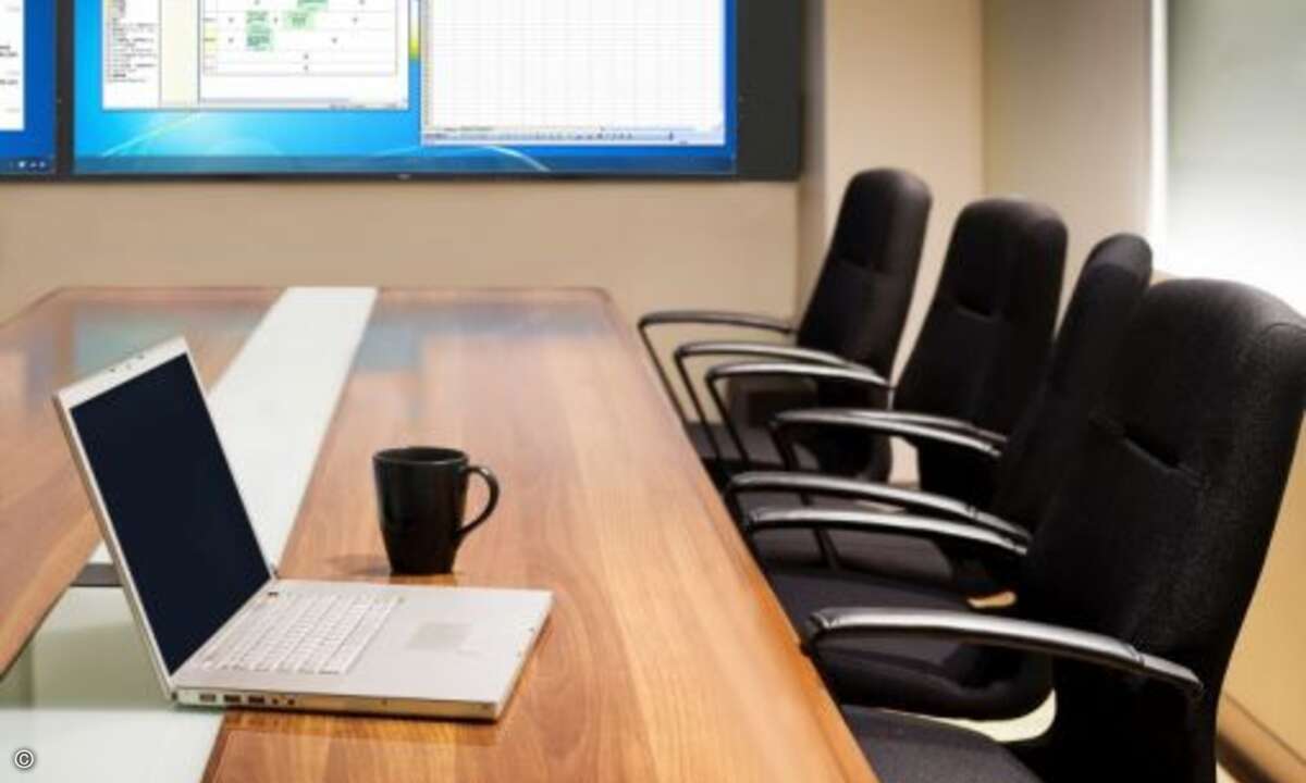 Anforderungen an die Konnektivität
Mit DisplayPort, HDMI, DVI oder klassischem VGA-Anschluss stehen zahlreiche Optionen bereit. Unternehmen sollten darauf achten, passende Standards in Meeting-Räumen zur Verfügung zu stellen. Moderne Projektore