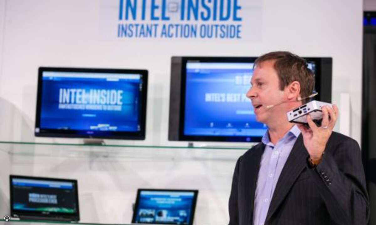 Kirk Skaugen, General Manager der Client Computing Group, zeigt auf der IFA 2015 Intels NUC (Bild: Intel)