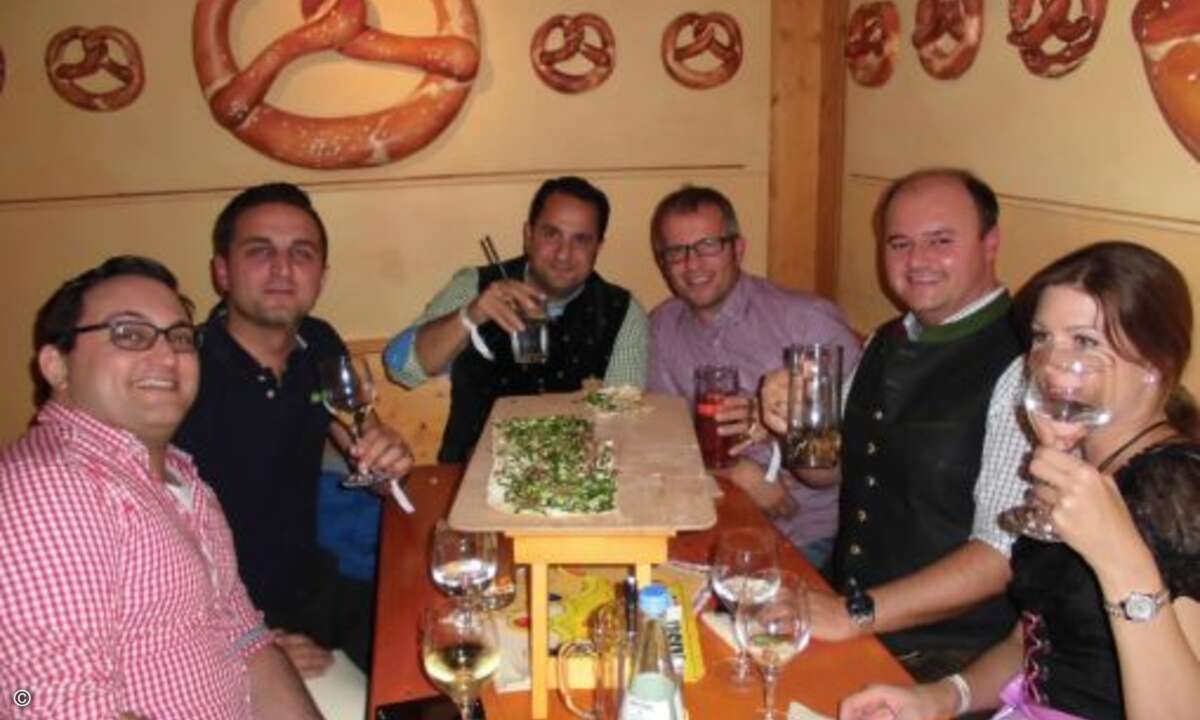 Gaudi im Brezeneck: Kevin Bock (gateprotect), Özkan Topal (gateprotect), Reza Ghafouri
(Crocodial IT Security), Sven Beckers (Harveyvon.it), Markus Senbert (Sysob) und Sandra Huber (CRN)(Foto: CRN)