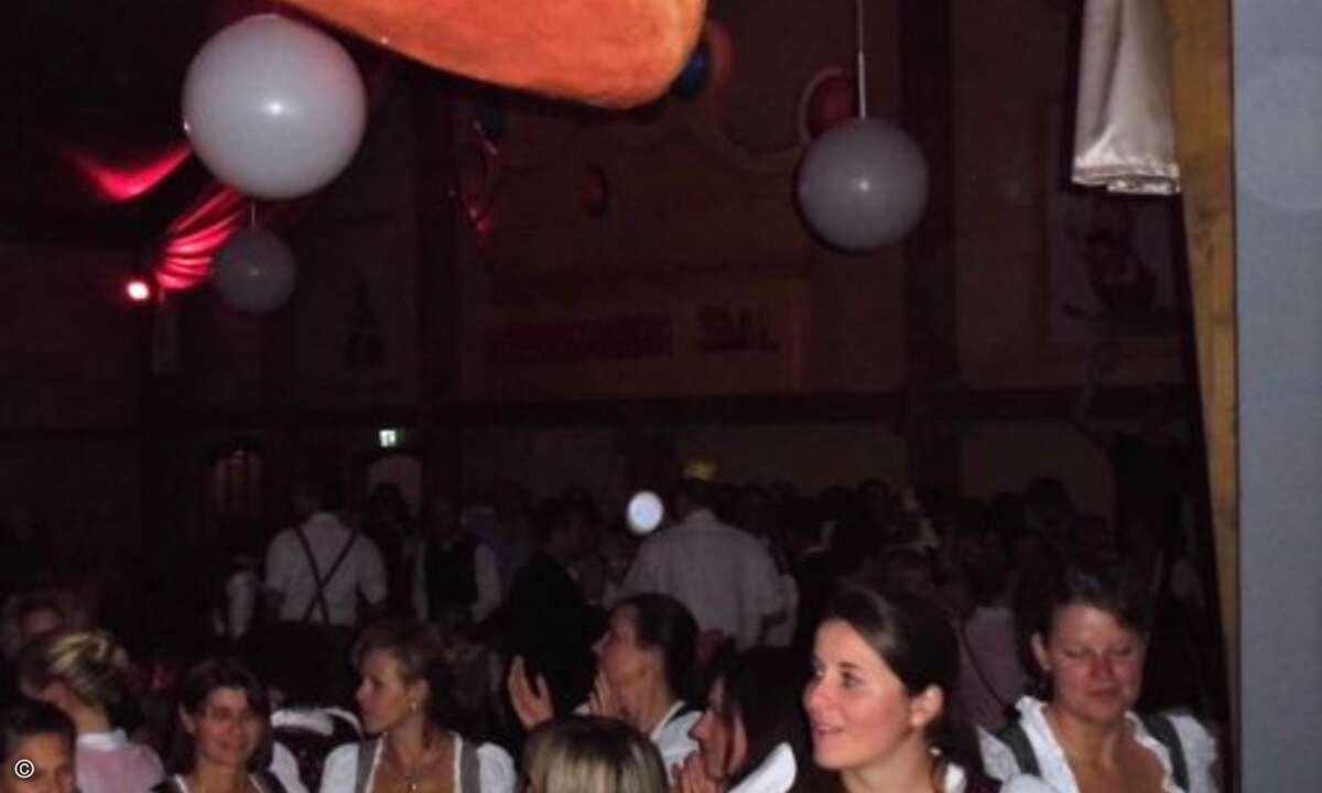 Dirndl, so weit das Auge reichte (Foto: CRN)