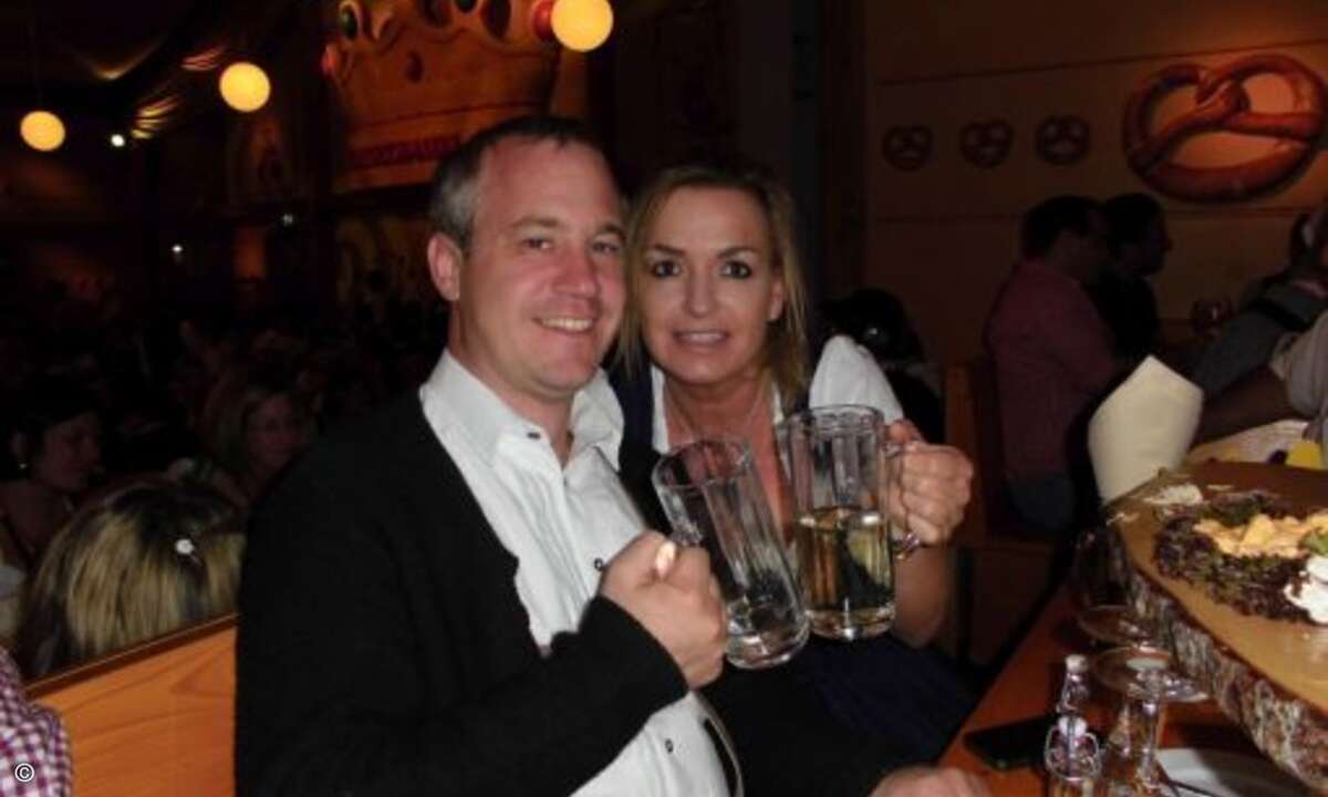 Johannes Haseneder von Sysob und Carolin Schlüter stoßen auf den lustigen Abend an (Foto: CRN)