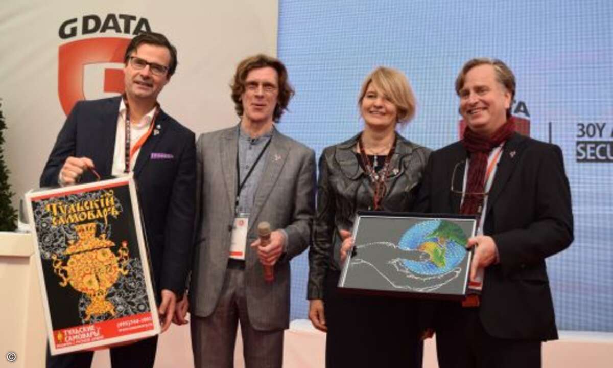 Aufsichtrat-Chef Holger Bergmann und die G Data-Gründer erhielten von Natalya Kaspersky einen Samovar und - das Wichtigste überhaupt ...