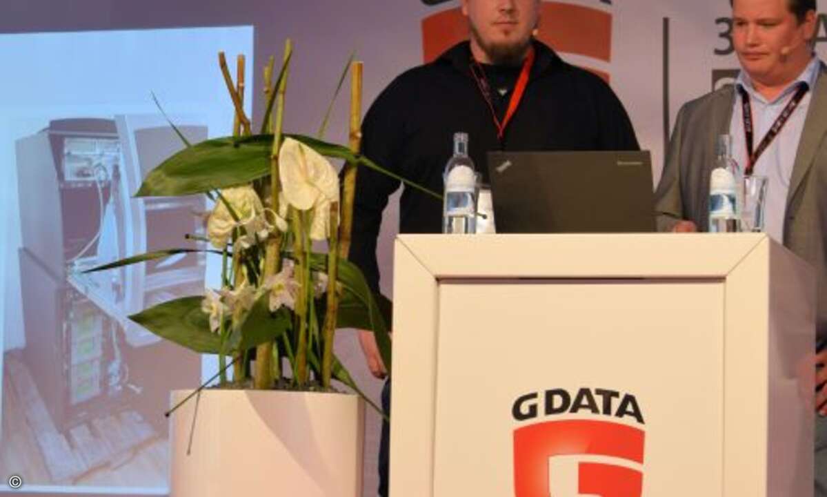 Stichwort Russland: Wie man Geldautomaten knackt, haben G-Datas Underground Researcher Marc Ester (links) und Thomas Siebert tief im Osten lernen können.