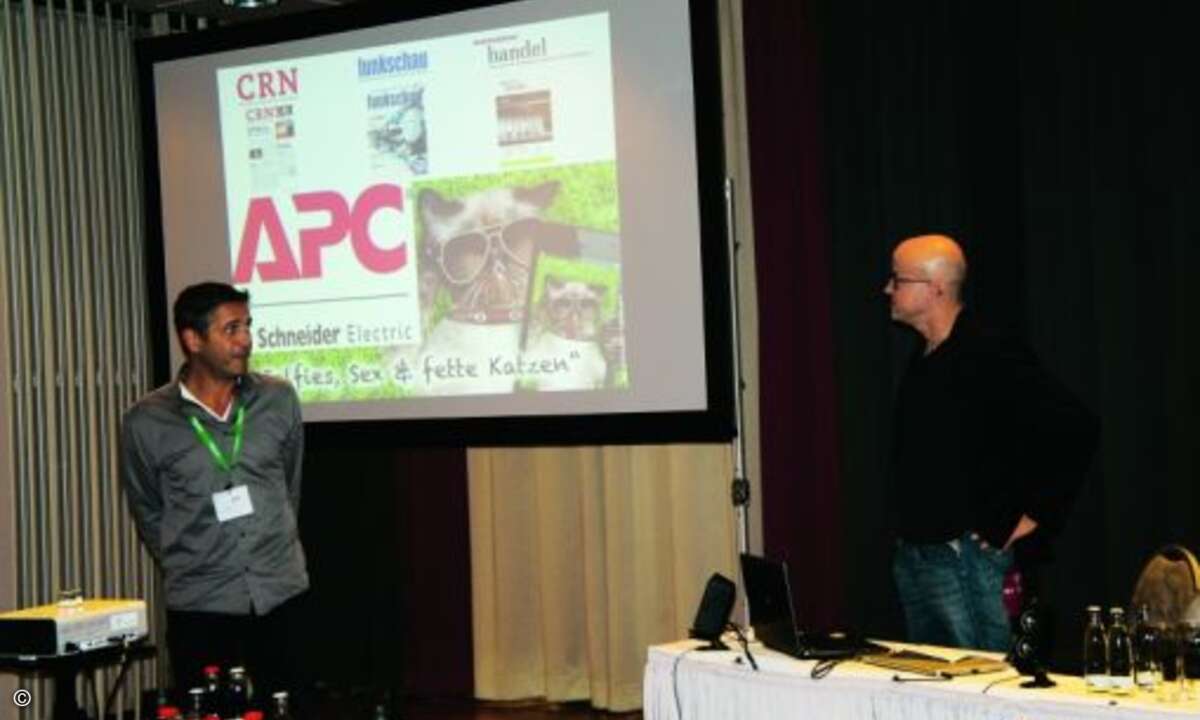 Dieter Rahe (APC by Schneider Electric, links) kündigt den Vortrag »Selfies, Sex & fette Katzen« von Matthäus Hose an (Foto: CRN)