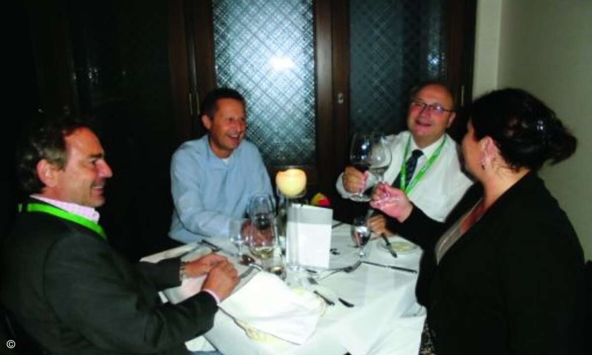 Zum Wohl! Hannes Sieverling (EDP Vertriebs GmbH), Uwe Kannegießer (Ingram Micro), Klaus Maier (Fa. Wichmann) und Birgit Kiefer (APC by Schneider Electric) (Foto: CRN)