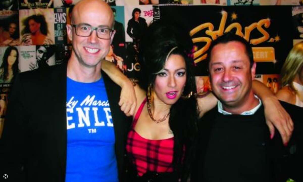 Matthäus Hose (CRN) mit Amy Winehouse-Double und Christian Steininger (Cancom) (Foto: CRN)