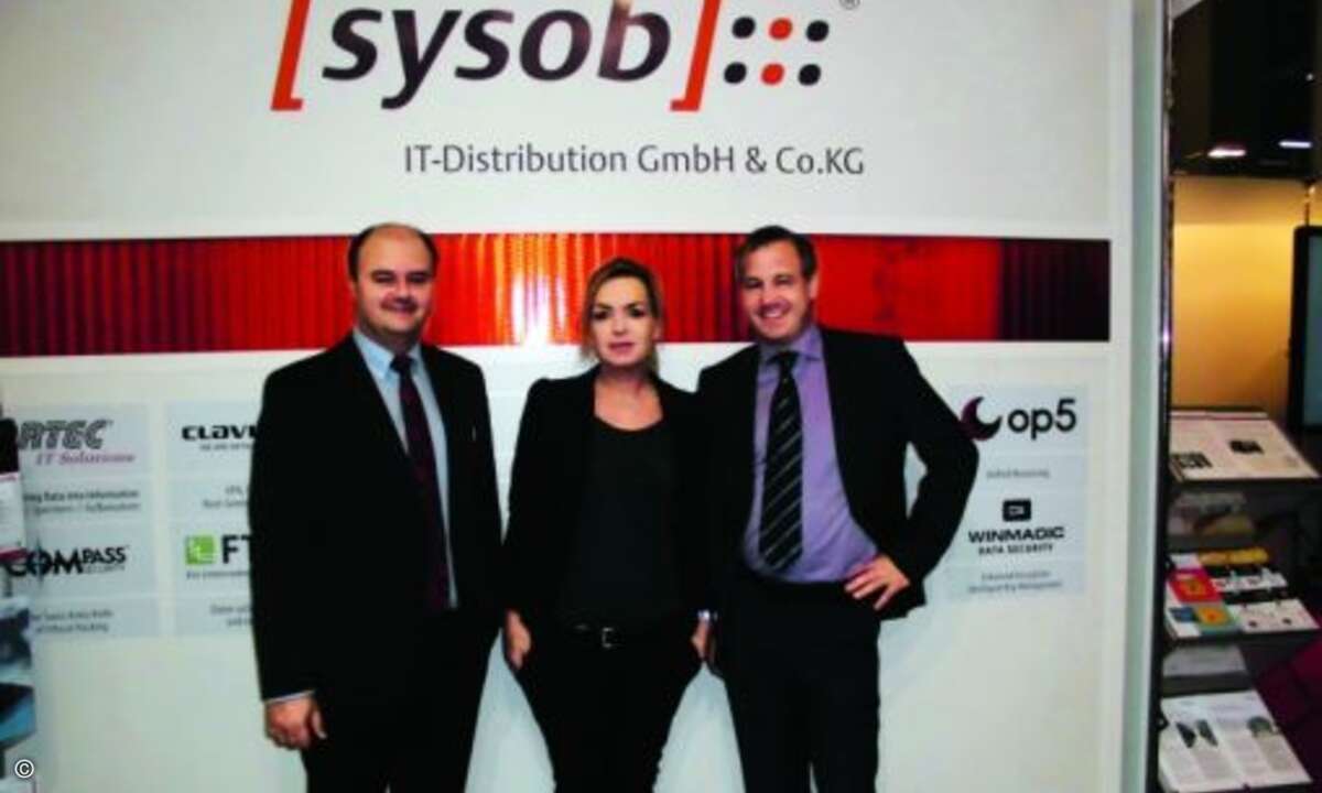 Carolin Schlüter (CRN) wird eingerahmt von Markus Senbert und Johannes Haseneder (bei Sysob) (Foto: CRN)