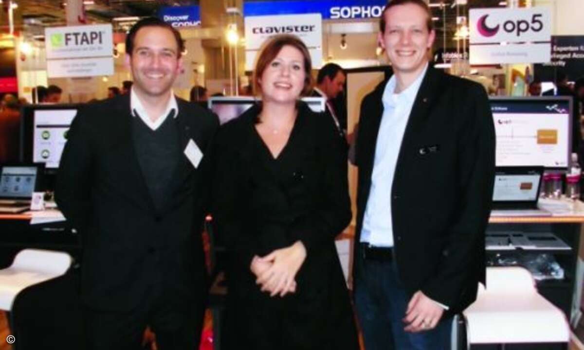 Holger Radecke und Thomas Gross (beide Clavister) nehmen Sandra Huber (CRN) in die Mitte (Foto: CRN)