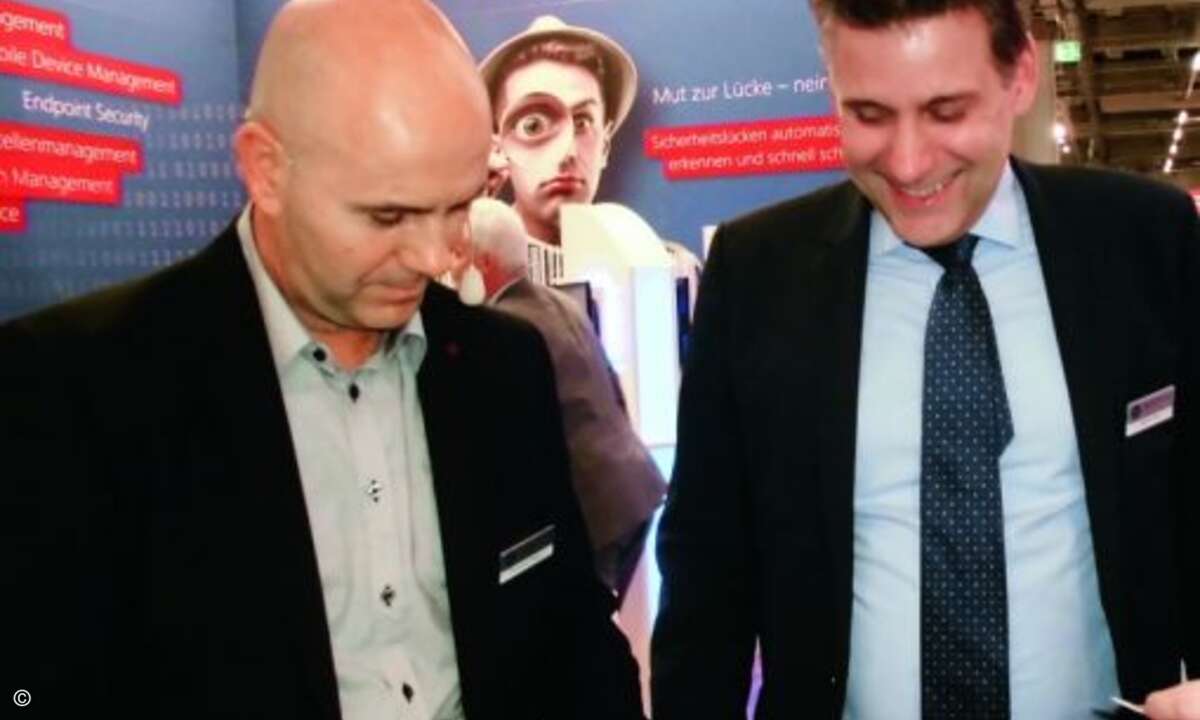 Martin Nix von Baramundi (rechts) staunte nicht schlecht über die Zaubertricks vom Künstler Giovanni (Foto: CRN)