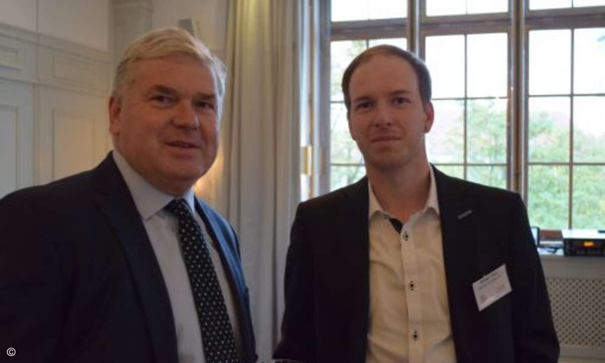 Martin Fryba und Rüdiger Haase von Bluechip diskutieren über die Händlernoten(Foto: CRN)