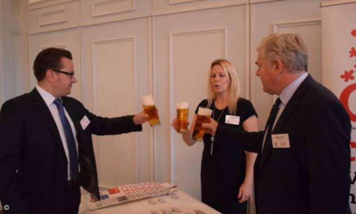 Marc Adelberg, Natascha Schönemann und Martin Fryba von CRN stoßen auf eine gelungene Feier an(Foto: CRN)