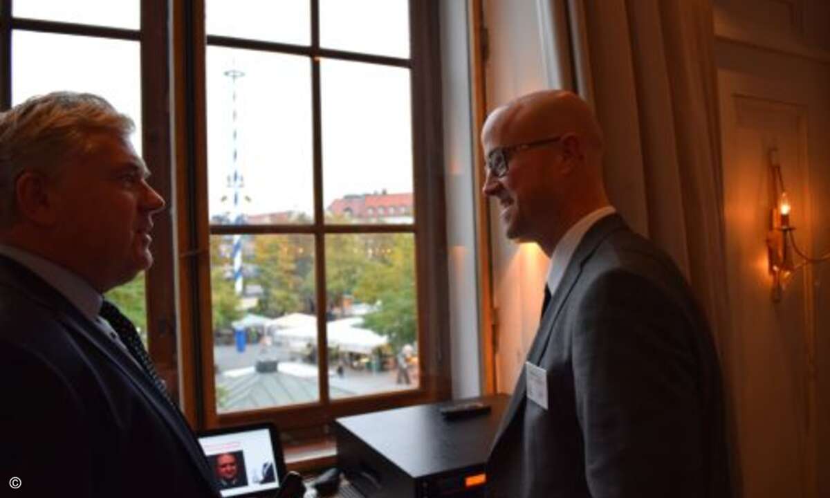 Martin Fryba und Matthäus Hose, Verlagsleiter WEKA-FACHMEDIEN, genießen den Ausblick vom Festsaal auf den Münchner Viktualienmarkt (Foto: CRN)